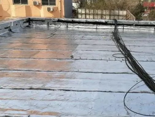 桑日卫生间漏水维修公司分享下桑日屋面楼顶防水刚性防水层施工要点。